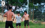 [ẢNH] Thanh niên ở quê cởi trần đá bóng phủi mùa World Cup